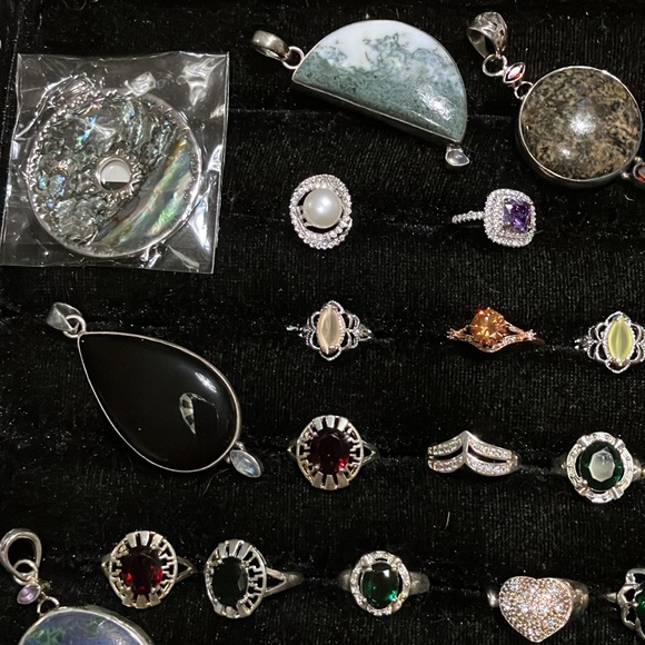 50 piece lot of beautiful jewelry, sterling silver rings, and pendants, 925 - Picture 3 of 7